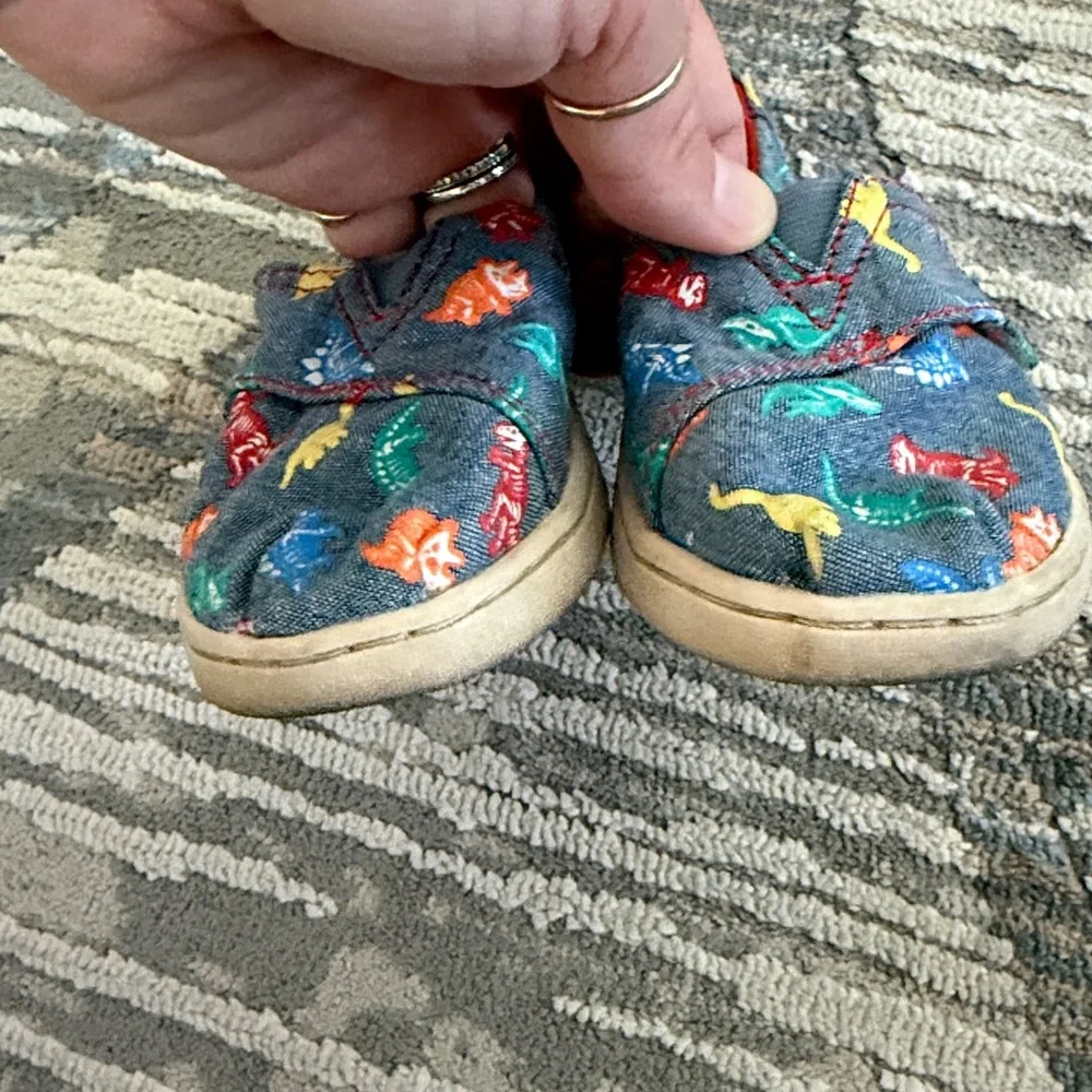 Toms • alpargata dino slip on shoe